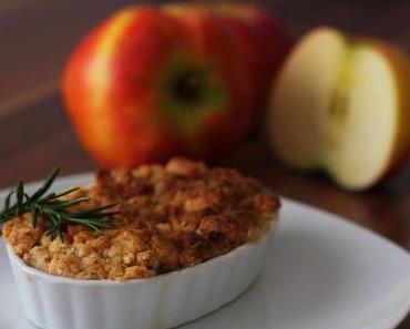 Apple-Crumble mit Rosmarin-Streuseln und Mandeln