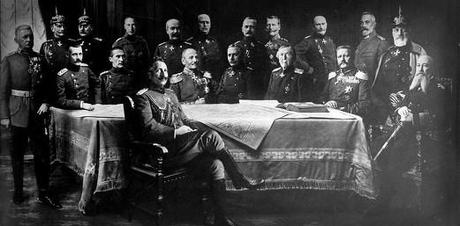Der deutsche Kaiser Wilhelm II. im Kreis seiner Generäle: Das diplomatische Drama der Julikrise von 1914 endet im Weltkrieg