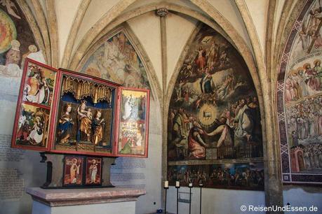 Flügelaltar und Fresken in der St.-Magdalenen-Kapelle