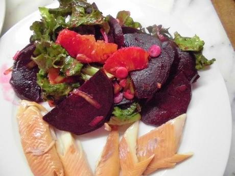Rote Bete-Salat zu geräucherter Forelle