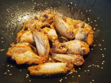 Sesame Chicken Wings mit Egg Fried Rice - Sesam Hähnchenflügel mit gebratenem Reis