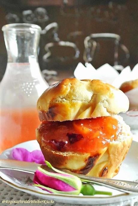 Pfirsich-Wildrosen Marmelade mit Kardamom und Rosenbrioche - eine besonders leidenschaftliche, kulinarische Affäre!