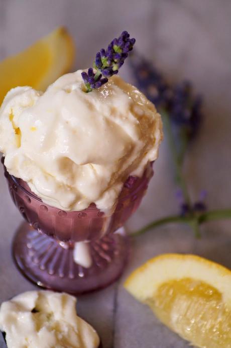 Frozen Joghurt mit Zitrone und Lavendel und das immer gleiche Spiel