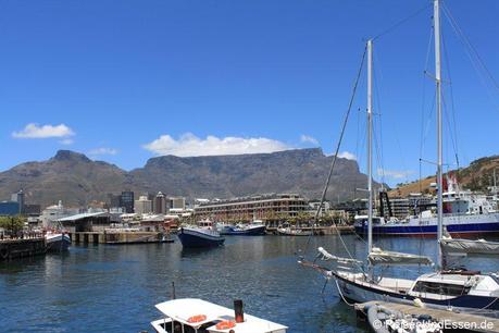 Blick auf Tafelberg von der V&A Waterfront in Kapstadt