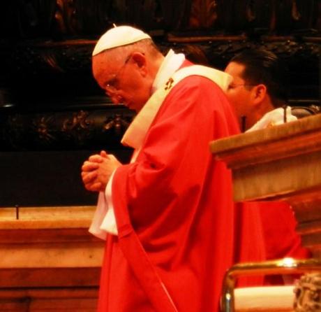 Papst Franziskus, demütig, bescheiden, in sich gekehrt, ruhend im Gebet mit Friede im Herzen