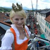 Isabella beim Königinnentreffen in Traunstein auf der Feuerwehrleiter