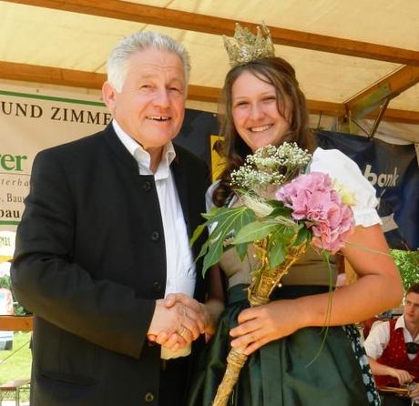 Hier die neue Heukönigin Lorena I mit dem Landeshauptmann von Oberösterreich Dr. Josef Pühringer 