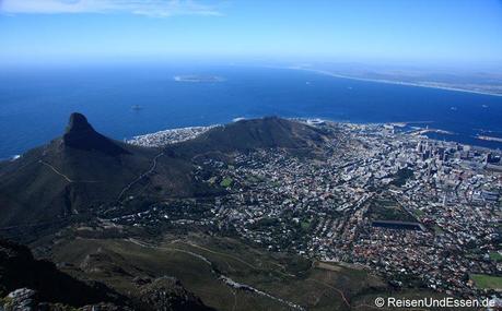 Blick vom Tafelberg auf Kapstadt, Stadion, Signal Hill und Lions Hell (von Li nach Re). Im Meer Robben Island