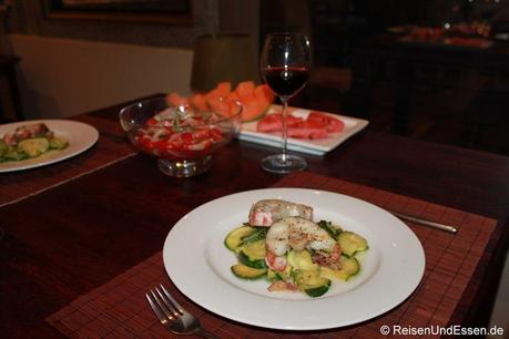 Abendessen mit Fisch und Zucchini