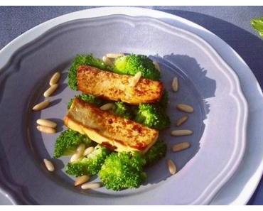 gebratene Tofu-Streifen mit Brokkoli aus dem Wok