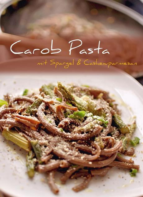 Carob Pasta mit Cashewparmesan und grünem Spargel
