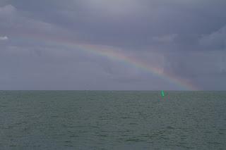 Regenbogen über der See