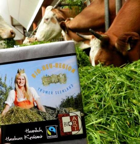 Isabella I. ziert die Verpackung der Bio Heumilchschokolade Haselnuss Krokant 