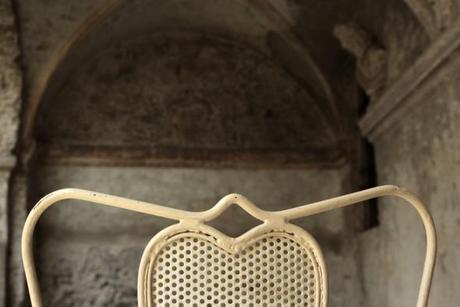 weisse geschwungene Vintage Stühle in Locarno Tessin Schweiz © Vivi D'Angelo eventfotografie münchen 