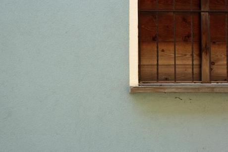 Detail von Fenster auf hellblauer Wand in Locarno Tessin Schweiz © Vivi D'Angelo eventfotografie münchen (1)