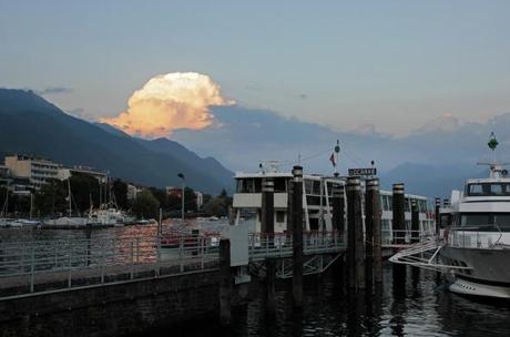 Fähren und Boote bei Sonnenuntergang auf dem See in Locarno Tessin Schweiz © Vivi D'Angelo eventfotografie münchen