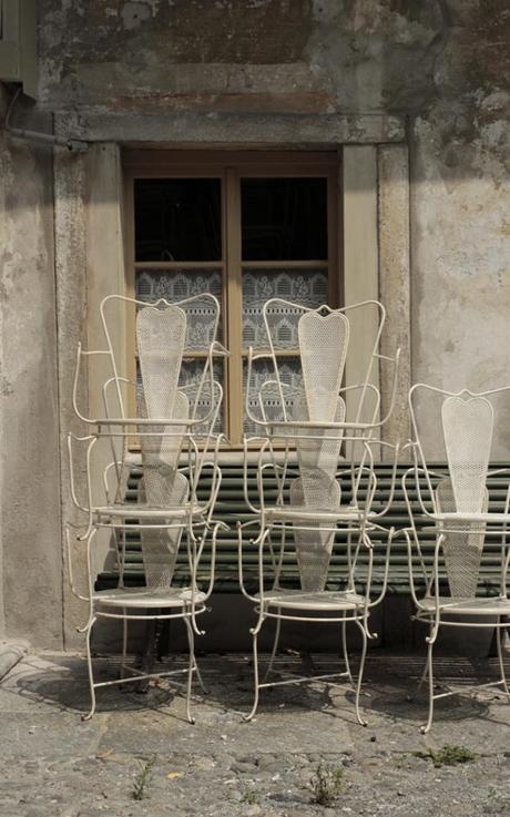 weisse geschwungene Vintage Stühle in Locarno Tessin Schweiz © Vivi D'Angelo eventfotografie münchen 