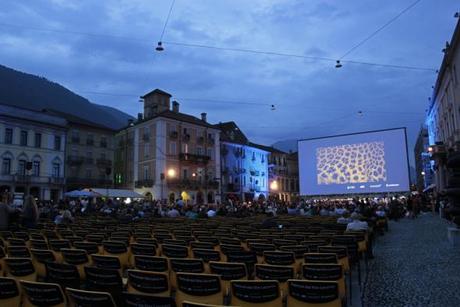 Filmprojektion in Piazza Grande am Abend beim Filmfest Locarno Tessin Schweiz © Vivi D'Angelo eventfotografie münchen