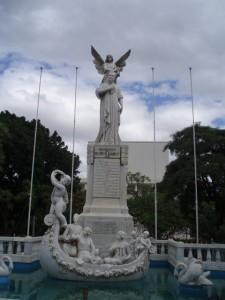 Der eindrucksvolle Brunnen im Parque Central mit einer Statue von Ruben Dario (© INTUR)