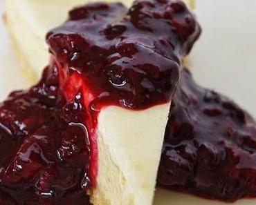 Cheesecake mit Kompott aus roten Früchten