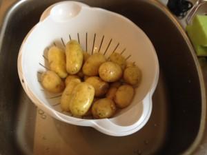 Kartoffeln waschen und schnibbeln
