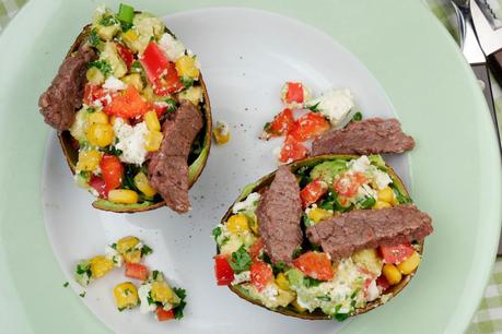 [Low Carb] Gefüllte Avocado mit Paprika, Mais, Feta, Koriander und Rinderstreifen