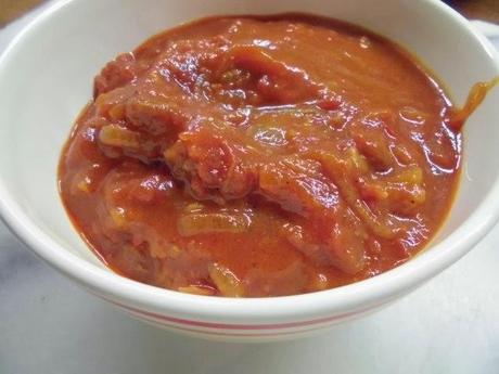 Würzig-scharfe Zwiebel-Tomaten-Soße