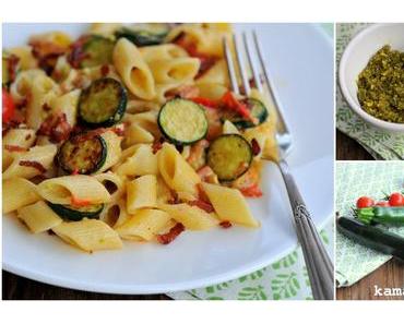 Penne mit Pistazienpesto, Baby-Zucchini, Kirschtomaten und Knusperspeck
