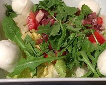 Heutiger #foodporn aus #rome: gemischter Salat mit Büffelmozzarella und Parmaschinken – via Instagram