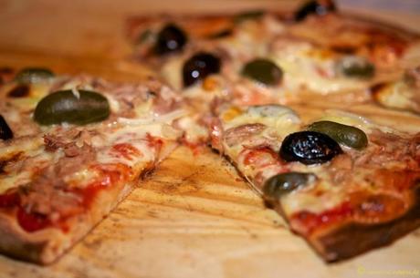 Thunfischpizza mit Oliven und Kapernäpfel