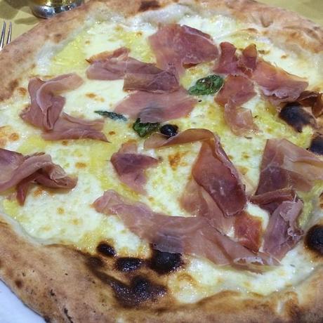 Und zum Abschluss der Reise, so stellt sich der Italiener eine Pizza Hawaii vor: Speciale Tropicale #foodporn #rome - via Instagram