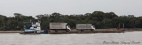 Schiffsverkehr auf dem Rio Napo im Yasuní