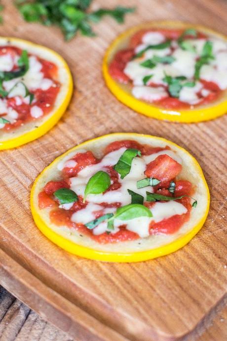 Easy mini Zucchini-Pizzen, optional vegan und ein paar Worte zu Lightprodukten