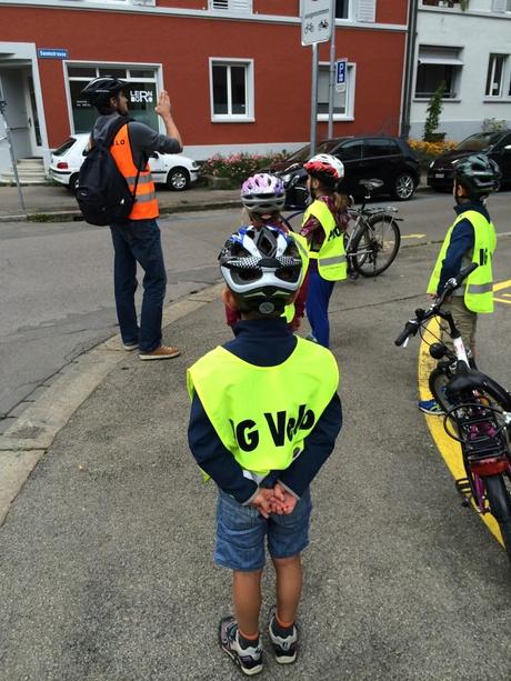 Kind und Velo: Mit den richtigen “Radschlägen” zum sicheren Fahren