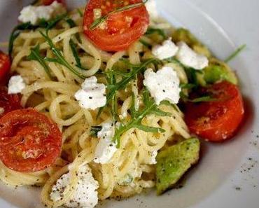 Pasta kunterbunt – mit Avocado, Ricotta, Rucola und Tomaten