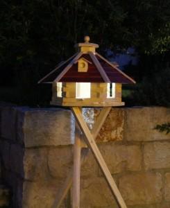 Vogelhäuser mit Solarbeleuchtung gibt es im Holzdekoladen. Eine vielzahl an verschiedenen Vogelhäusern warten auf Sie.