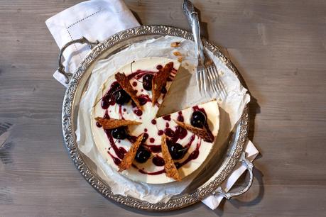 I proudly present: Denise von Foodlovin' mit ihrem No-Bake Cherry Cheesecake mit Mandelflorentinern