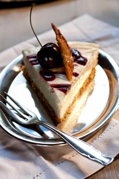 I proudly present: Denise von Foodlovin' mit ihrem No-Bake Cherry Cheesecake mit Mandelflorentinern