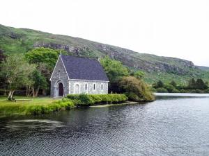 Kapelle von Gougane Barra. Diese liegt in der Nähe von Macroom in West Cork und gilt als eine der fotogensten Irlands