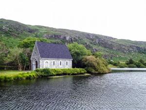 Kapelle von Gougane Barra. Diese liegt in der Nähe von Macroom in West Cork und gilt als eine der fotogensten Irlands