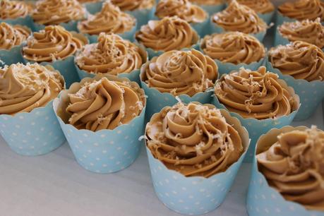 Tortenbuffet mit Hochzeitstorte, cupcakes, Macarons und cakepops