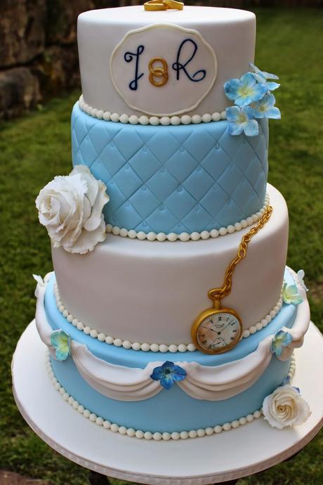 Tortenbuffet mit Hochzeitstorte, cupcakes, Macarons und cakepops