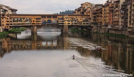 Blick auf Ponte Vecchio und Arno