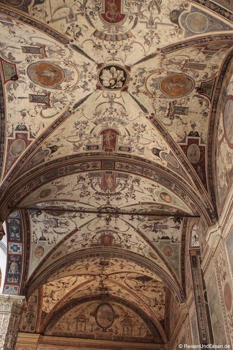 Decke mit Malereien in einer Passage in Florenz