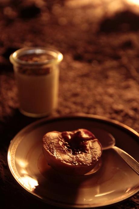 dessert _ in strohrum flambierte pfirsiche mit vanille custardcreme und pistazienkrokant _ Tisch und Thymian im Umspannwerk © Vivi D'Angelo Foodfotografie München