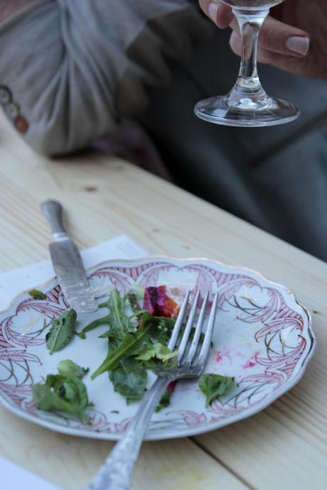 rote beete terrine mit ziegenkäse und bunten gemüsestreifen _ Tisch und Thymian im Umspannwerk © Vivi D'Angelo Foodfotografie München 