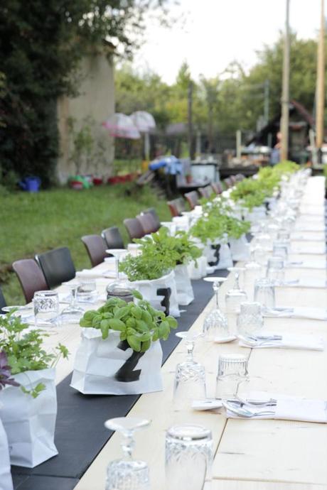 lange tafel mit kräuterdeko _ Tisch und Thymian im Umspannwerk © Vivi D'Angelo Foodfotografie München
