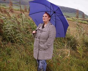 Neue Kleidung passend zum kommenden Herbst