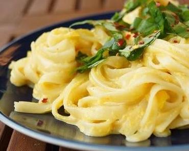 Reisnudeln mit Mandel-Curry-Sauce