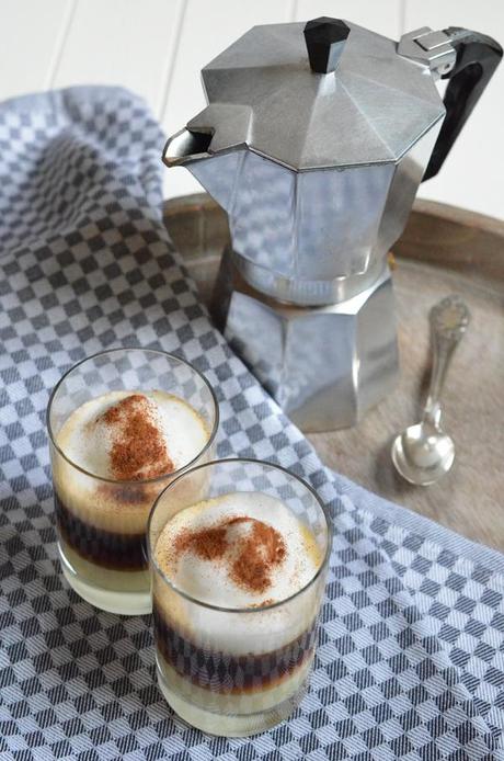 Barraquito - Kaffespezialität aus Teneriffa - gekrönt von einer Milchschaumhaube mit Zimt